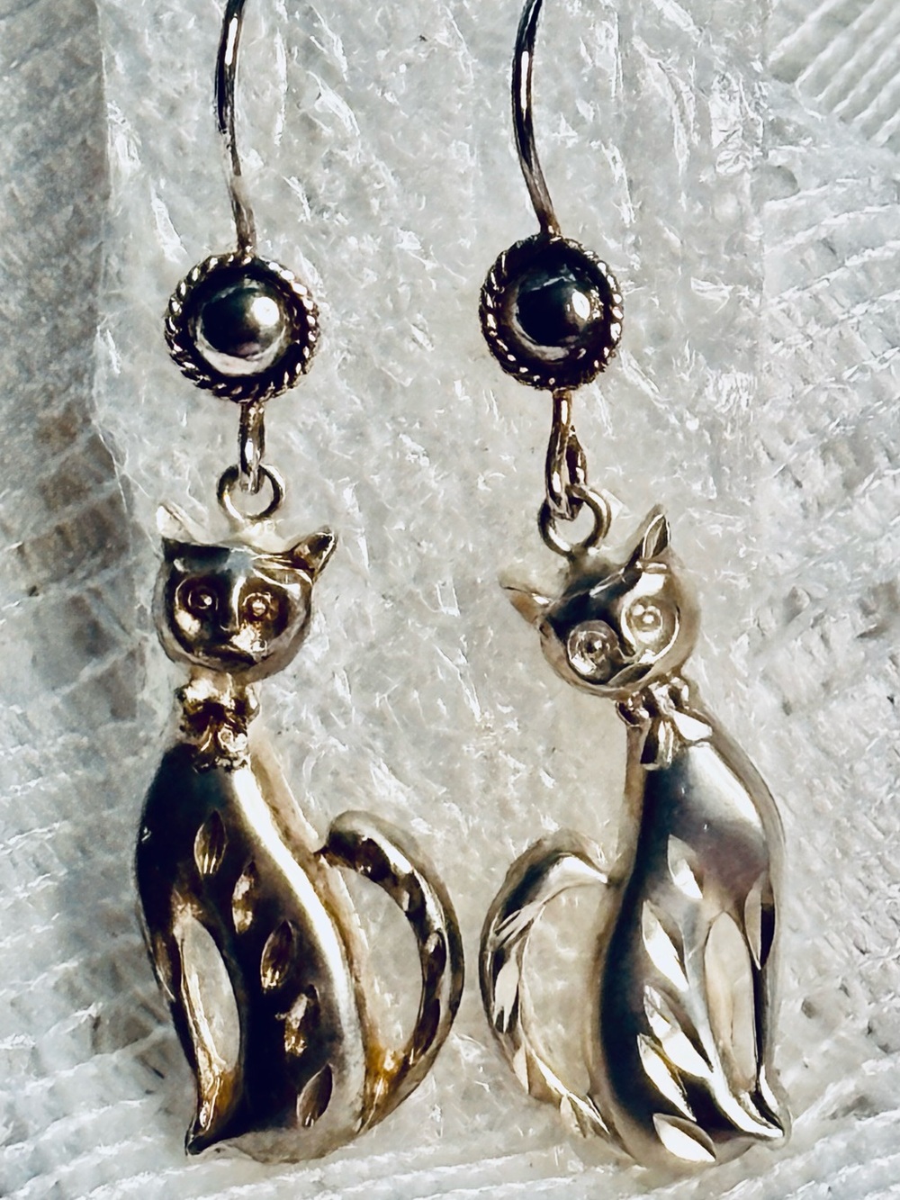 Vintage-Inspired Silver Cat Dangle Earrings - Elegant Cat Silhouette